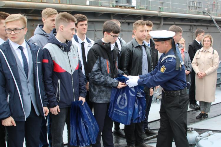 Экипаж корабля "Серпухов" вручает юным серпухвоичам подарки. Традиционное фото делегации из Серпухова на фоне корабля "Серпухов". Фото Элины Широковой.