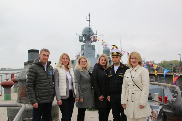 Традиционное фото делегации из Серпухова на фоне корабля "Серпухов". Фото Элины Широковой. 